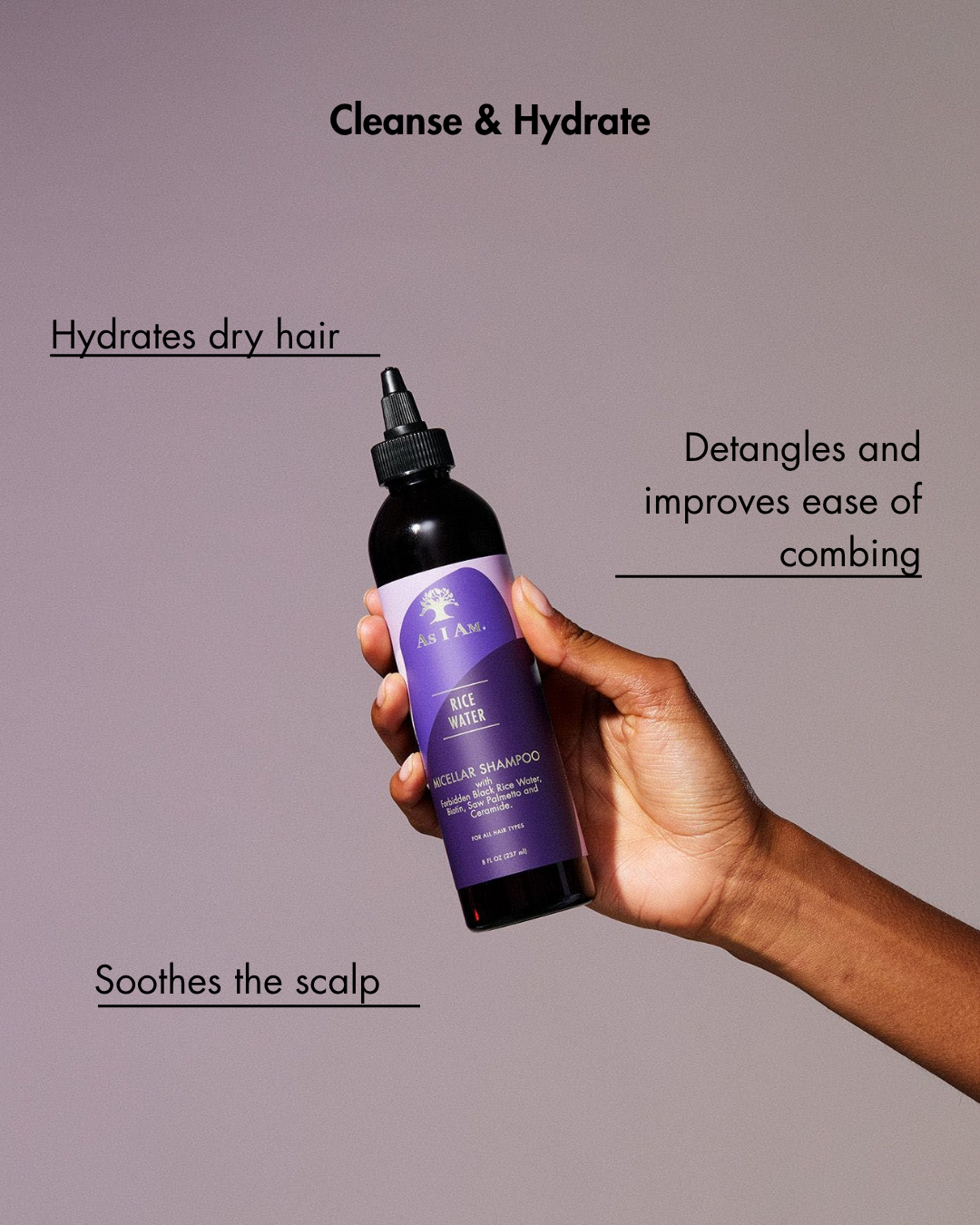Hand met paarse shampoofles met tekst over haarverzorging op grijze achtergrond