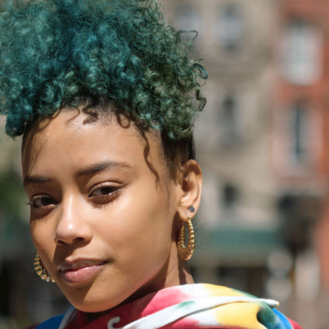 Sesi Magazine onderzoekt het plezier en de veelzijdigheid van tijdelijke haarkleuring, met As I Am Curl Color. Leer hoe je je look kunt veranderen met levendige, schadevrije kleuren die ontworpen zijn om krullen te verbeteren en te definiëren terwijl het haar gezond en gehydrateerd blijft.