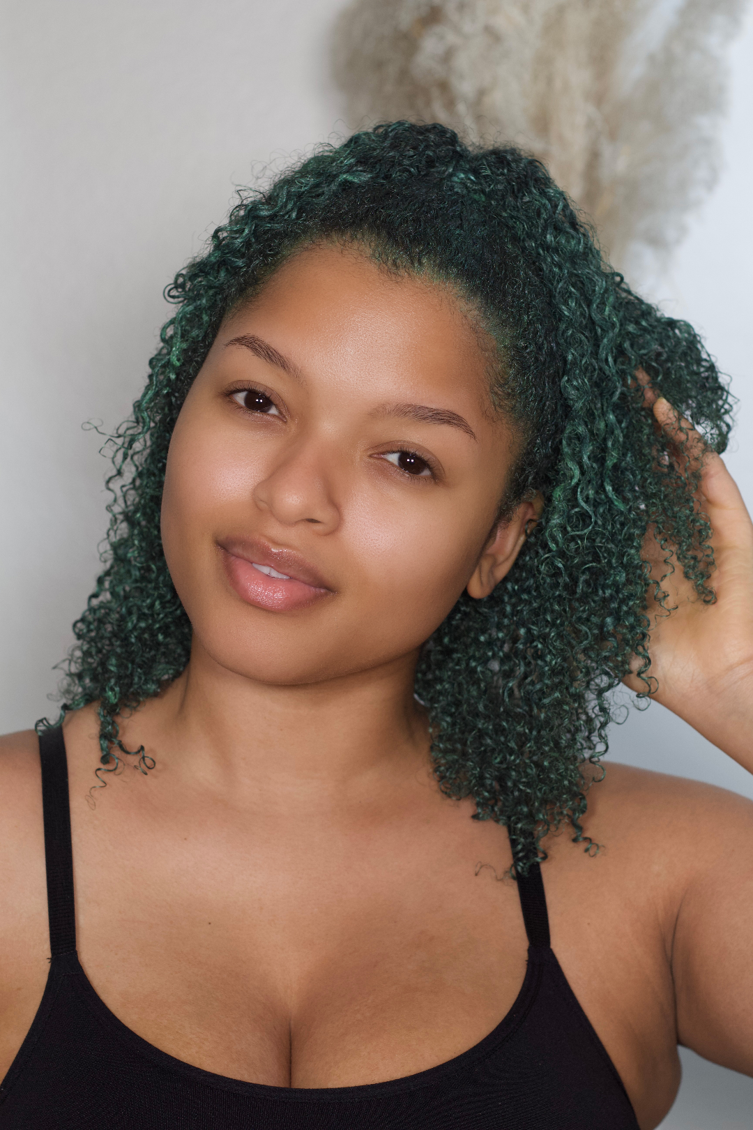 Curl Color in Jade Green van As I Am, een levendige tijdelijke haarkleur met een glitterfinish voor krullend en kroeshaar.