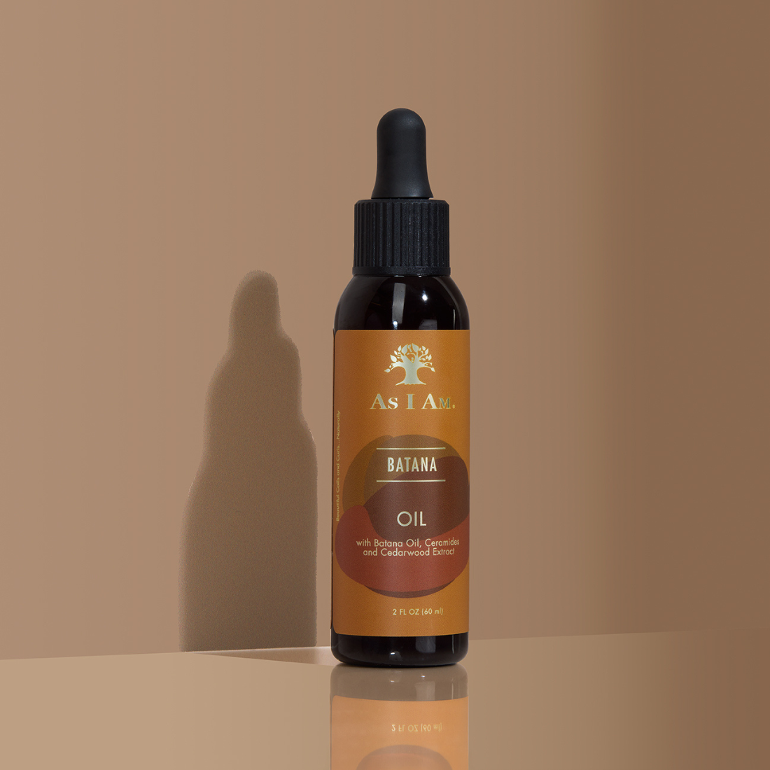 Flesje As I Am batana-olie op een beige achtergrond