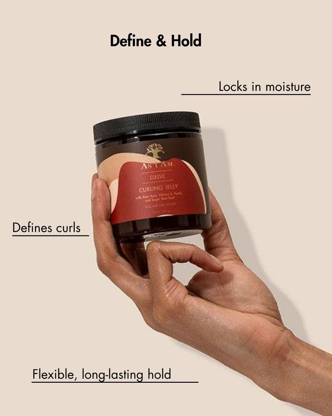 Hand die een pot haarproduct vasthoudt met tekst die de kenmerken beschrijft op een beige achtergrond
