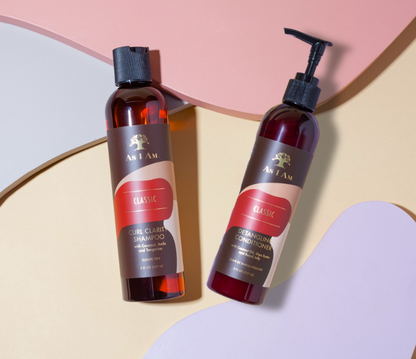 Shampoo- en conditionerflessen met een merklogo op een kleurrijke achtergrond