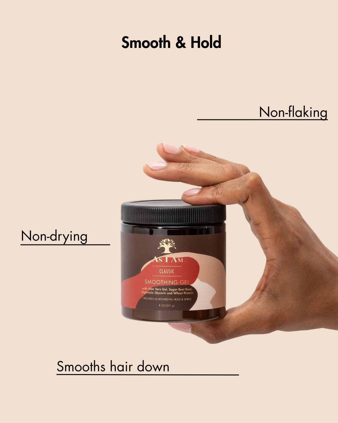 Hand die een pot haarproduct vasthoudt met tekst die kenmerken op een beige achtergrond benadrukt