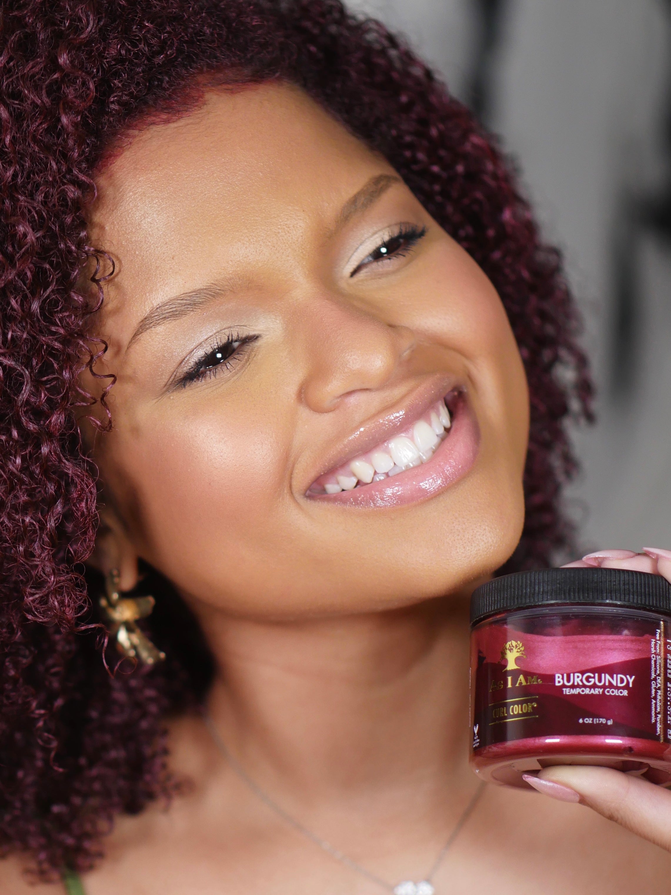 As I Am Curl Color in Burgundy — een rijke, krachtige tijdelijke haarkleurgel in een potje, speciaal samengesteld om krullen een diepe kleur en glans te geven, zonder ze te beschadigen.