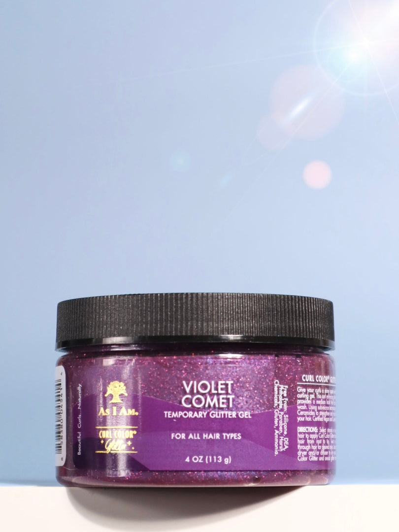 Curl Color in Glitter Violet Comet van As I Am, accentueert de glinsterende, tijdelijke haarkleur op getextureerde krullen en spiralen.