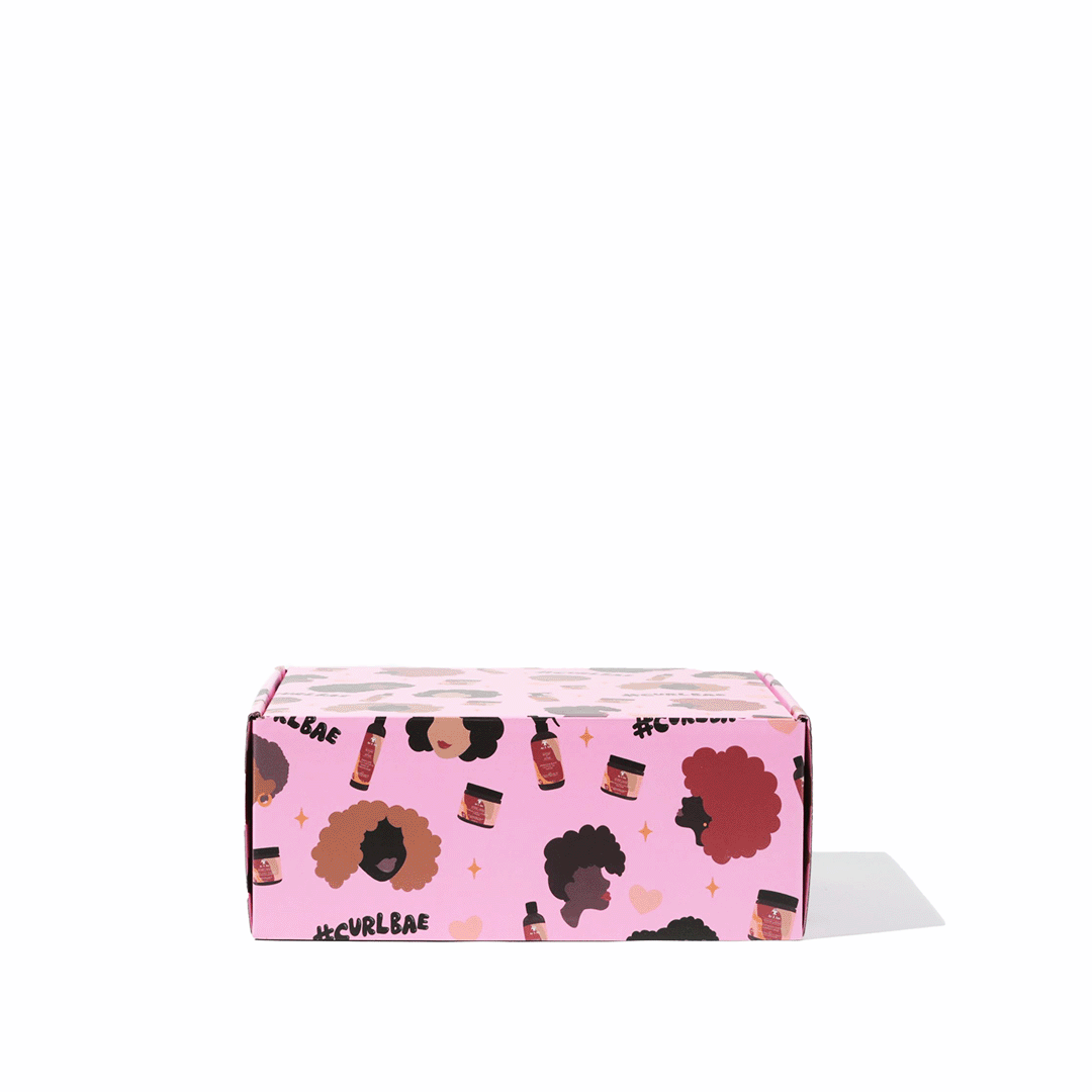 Curlbae Box - Een zorgvuldig samengestelde haarverzorgingsgeschenkset met voedende producten voor krullend en getextureerd haar, prachtig verpakt in een slanke, gemerkte doos.