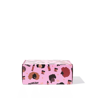 Curlbae Box - Een zorgvuldig samengestelde haarverzorgingsgeschenkset met voedende producten voor krullend en getextureerd haar, prachtig verpakt in een slanke, gemerkte doos.