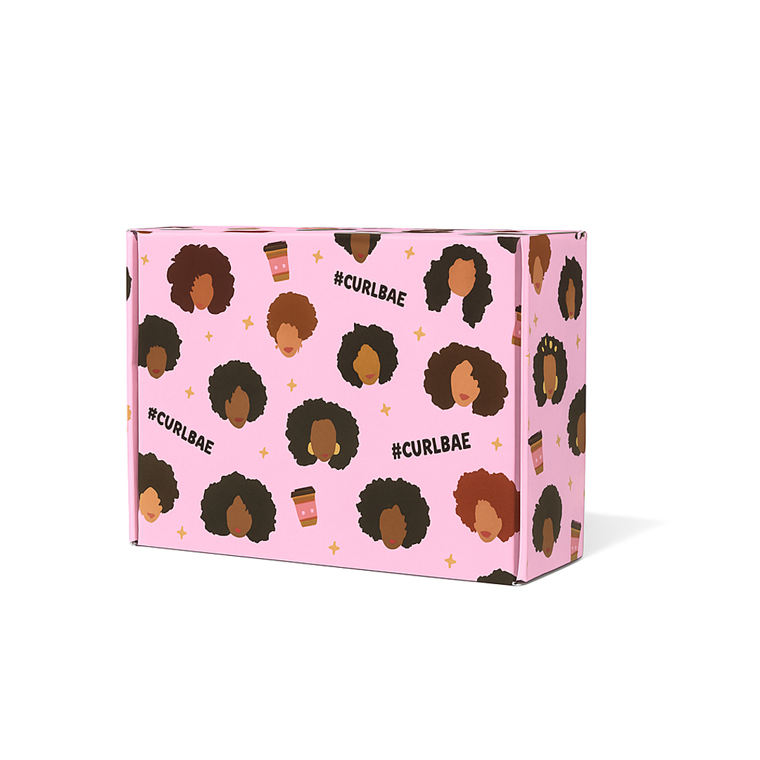 Curlbae Box - Een zorgvuldig samengestelde haarverzorgingsgeschenkset met voedende producten voor krullend en getextureerd haar, prachtig verpakt in een slanke, gemerkte doos.