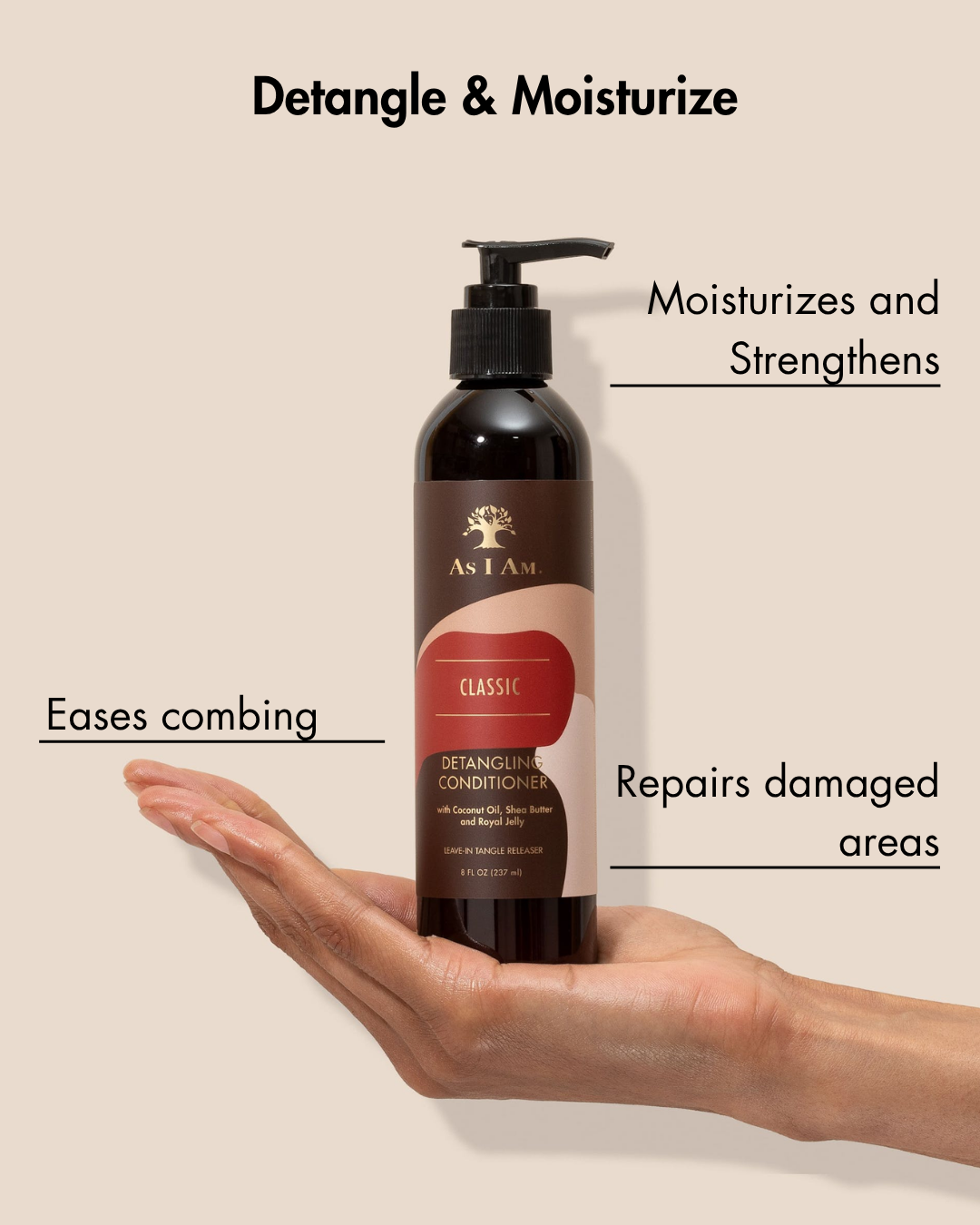 Hand met een fles As I Am Classic Detangling Conditioner met tekst over de voordelen op een beige achtergrond.