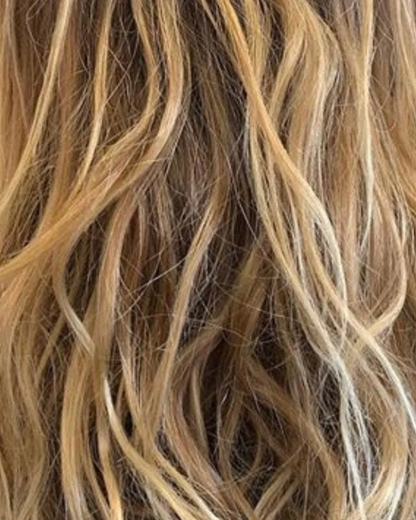 Close-up van golvend haar met bruine en blonde tinten